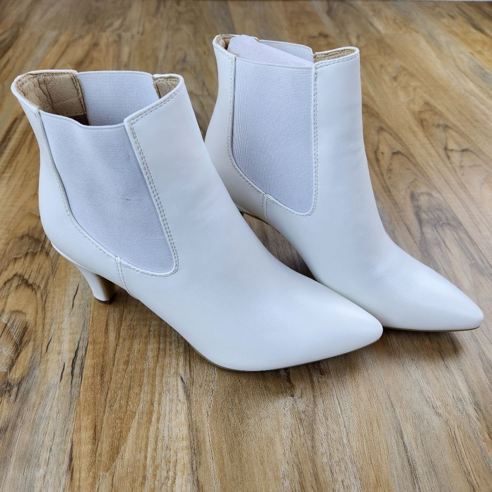 🩵NIB White Clara Faux Leather Ankle Booties Size 8 - Picture 2 of 9